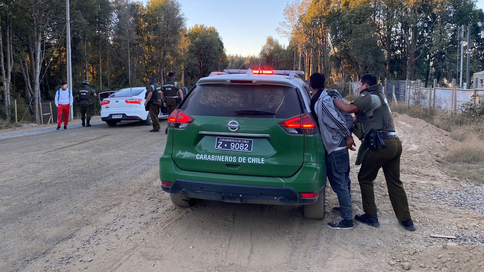 Dos jóvenes de 17 y 18 años fueron detenidos por viajar en auto con encargo por robo en Valdivia