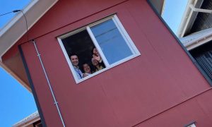 Entregan sus llaves a 80 familias del Conjunto Habitacional El Romance en Valdivia
