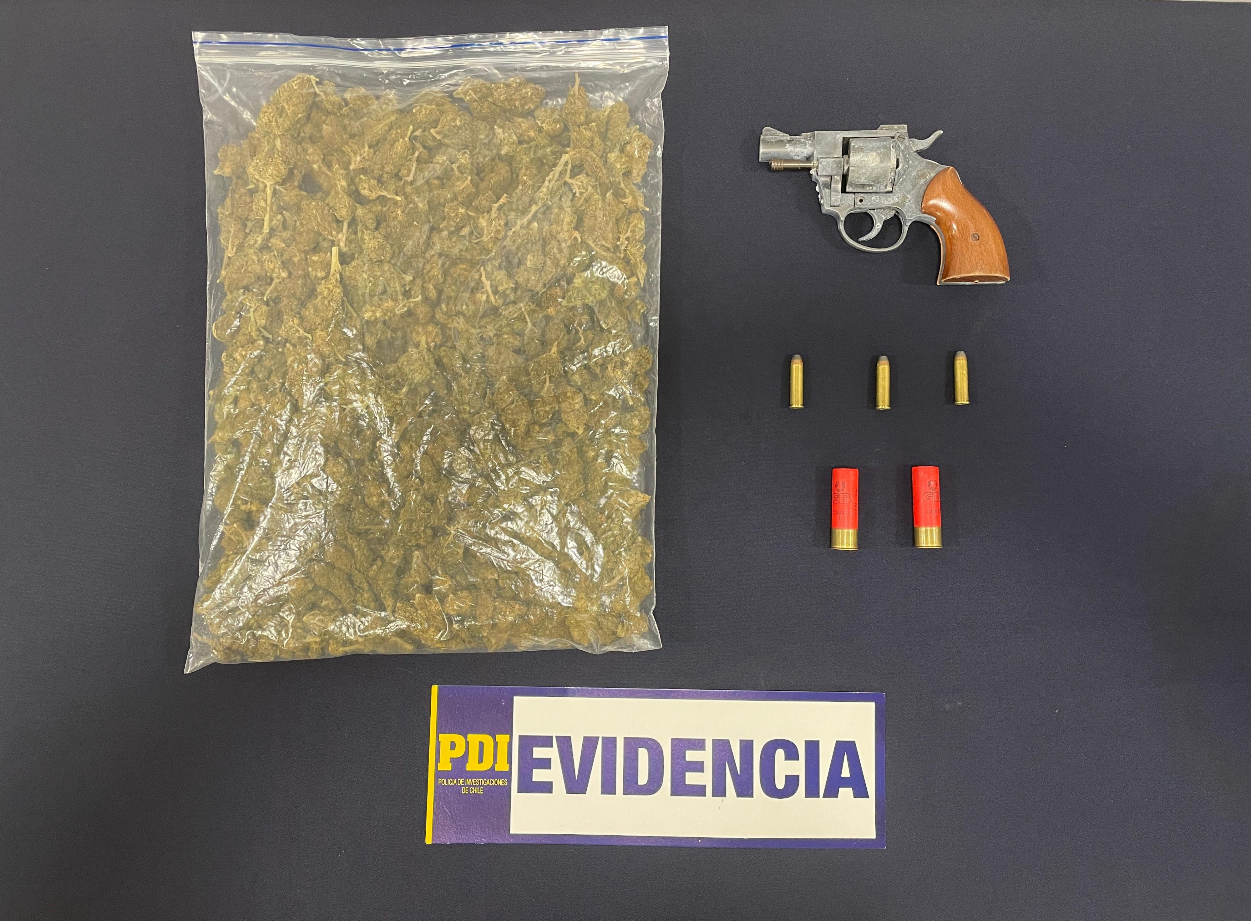 PDI detuvo a hombre que portaba medio kilo de cannabis y un revolver en Valdivia