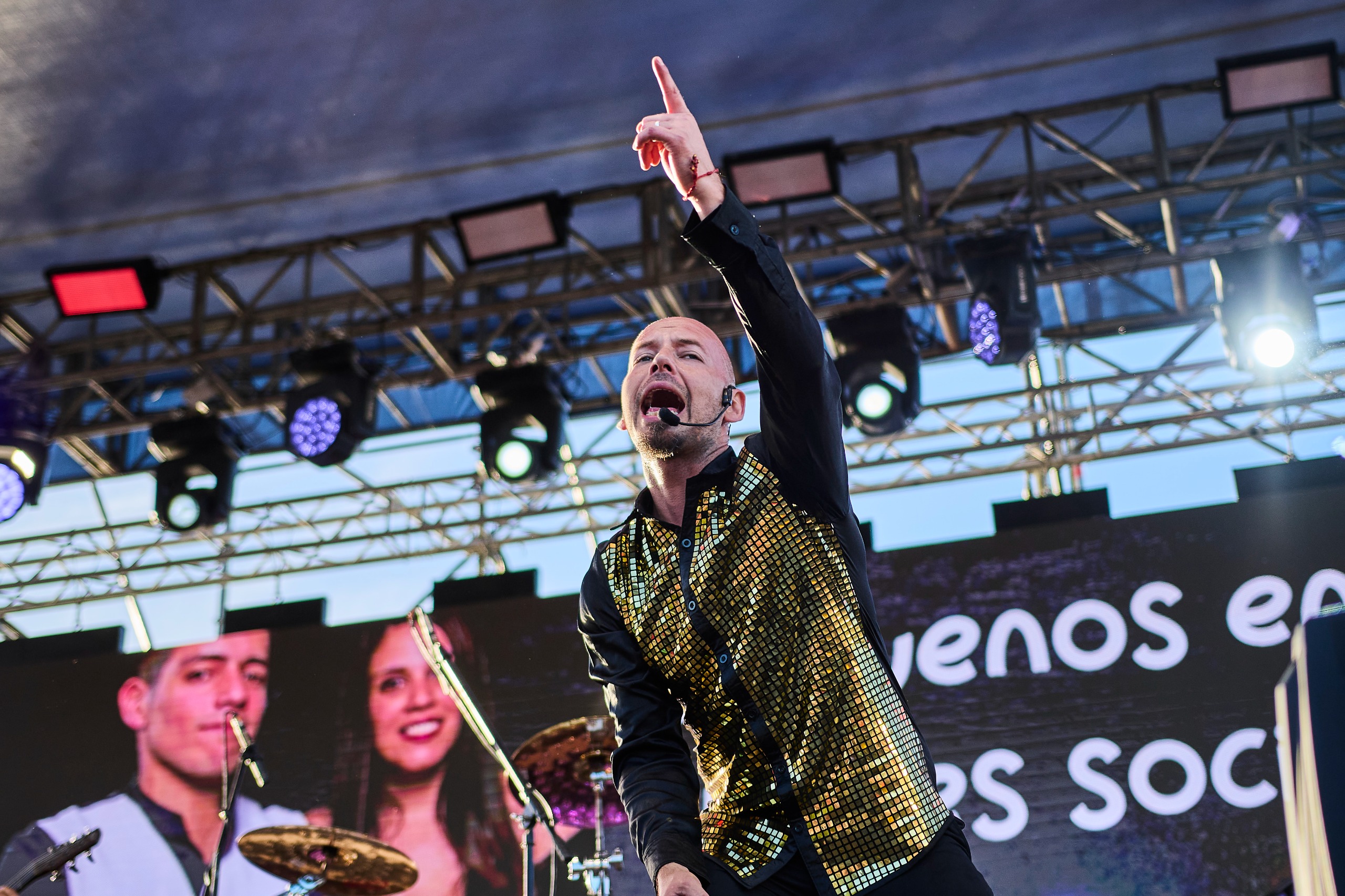 Con murga y show artístico comenzó la Noche Valdiviana 2024
