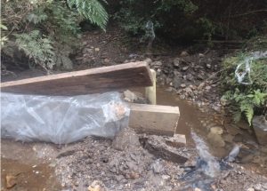 Vecinos de Los Molinos denuncian destrucción del acopio que abastece de agua al sector