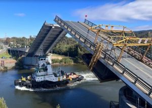 Anuncian nueva  apertura del puente Cau Cau para el paso de embarcaciones