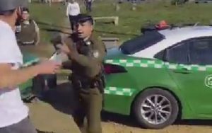 Valdivia: Video muestra a carabinero increpado por vecinos tras sacar su arma de servicio en control policial