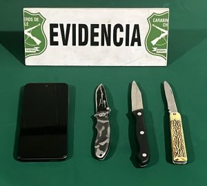 Tres jóvenes fueron detenidos portando armas y un celular robado en Río Bueno