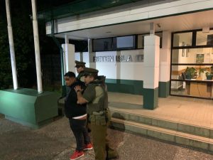 Detienen a hombre que robó prendas de ropa desde vehículo estacionado en Isla Teja