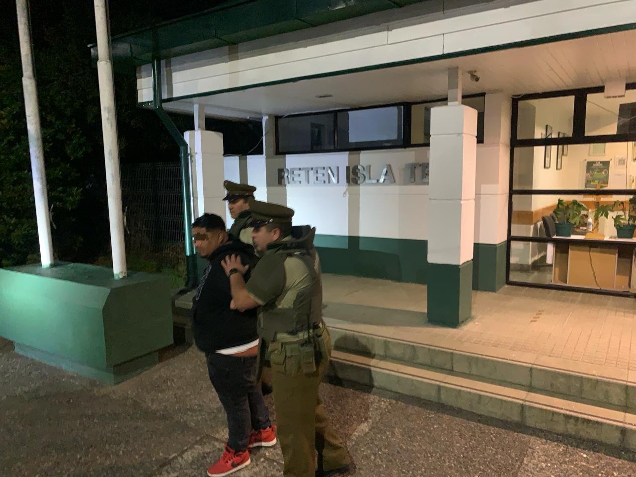 Detienen a hombre que robó prendas de ropa desde vehículo estacionado en Isla Teja