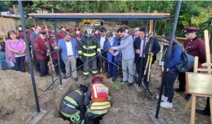 Autoridades y voluntarios colocan la primera piedra del Cuartel para la 2°Compañía de Bomberos de Los Lagos