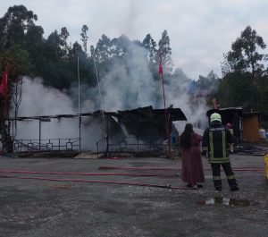 Daños ascienden a 150 millones de pesos: Incendio afectó a Hostería Lipingue en Los Lagos