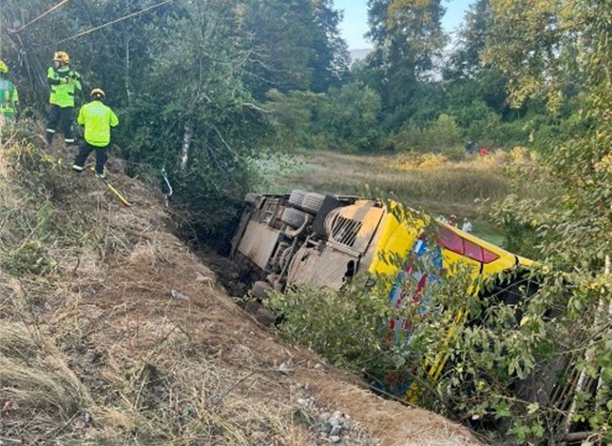 15 lesionados deja volcamiento de bus interprovincial en la Ruta CH 203 entre Lanco y Panguipulli