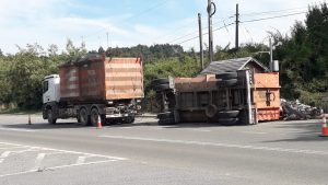 Reportan volcamiento del carro de un camión  que transporta residuos domiciliarios