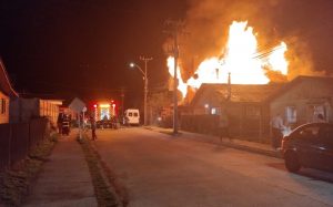 Incendios afectaron a viviendas en Futrono y Valdivia