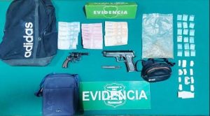 En fiscalización sorprenden a 4 jóvenes con drogas y un arma