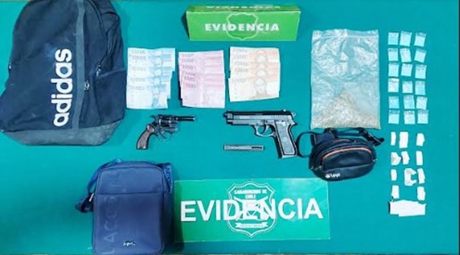 En fiscalización sorprenden a 4 jóvenes con drogas y un arma