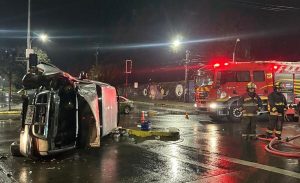 Camioneta colisionó contra semáforo y volcó en el acceso al puente Calle Calle
