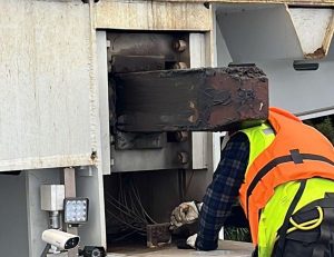 Realizaron mantención periódica a puente Cau Cau en nueva apertura para el paso de una embarcación