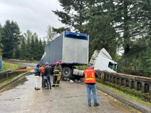 Tras colisión camión queda colgando en puente de  la comuna de Máfil