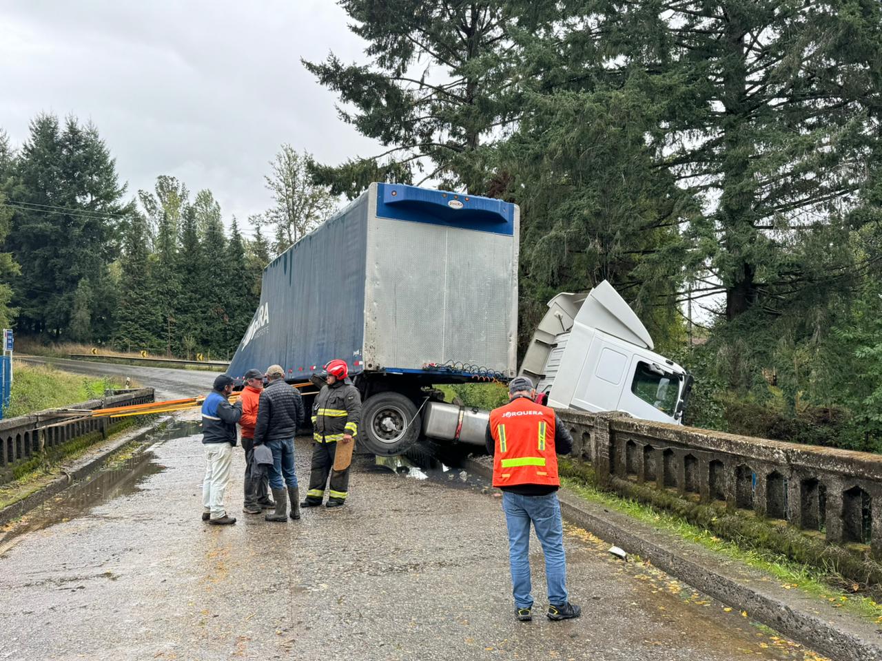 Tras colisión camión queda colgando en puente de  la comuna de Máfil