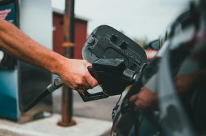 Piden a la Dirección de Aduanas que vecinos de Pirihueico puedan trasladar combustible por la frontera