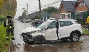 Captan violento choque de automóvil con árbol en Valdivia