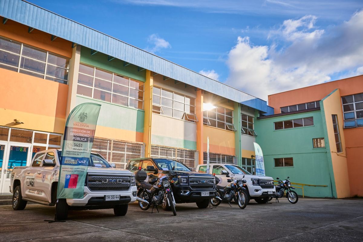 Presentan nueva flota de vehículos para seguridad municipal de Valdivia