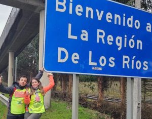 Madre de Tomás Ross arribó a Los Ríos en medio de muestras de apoyo