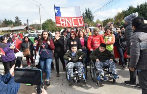 Lanco recibió a madre de Tomás Ross quien continúa caminata para visibilizar la distrofia muscular
