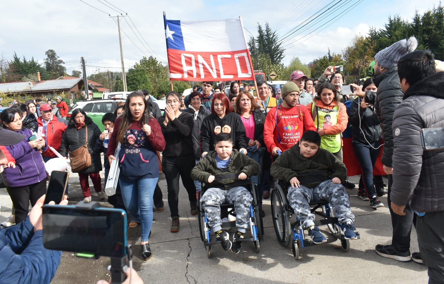 Lanco recibió a madre de Tomás Ross quien continúa caminata para visibilizar la distrofia muscular