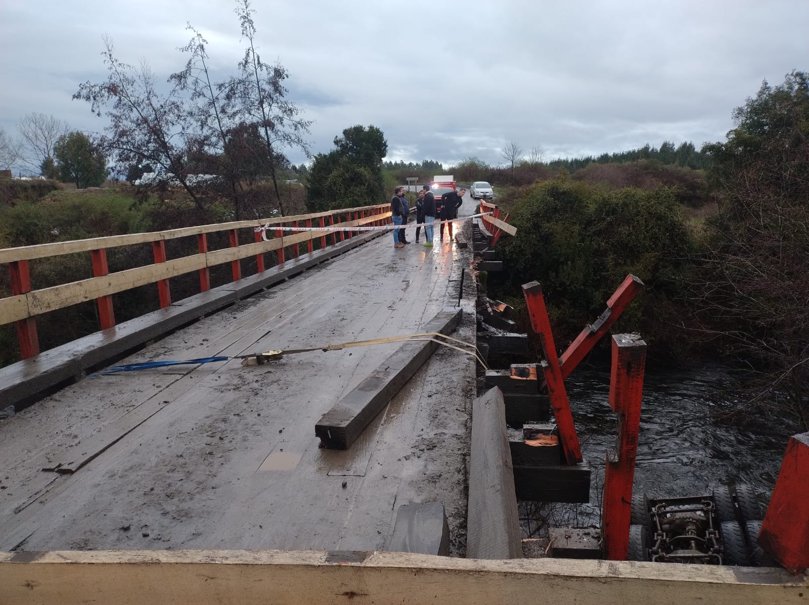 Camión cayó a río en La Unión: Conductor fue rescatado, pero el tránsito se mantiene interrumpido
