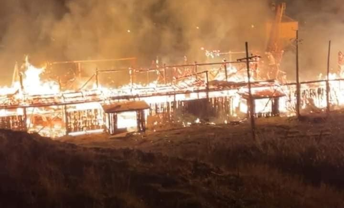 Incendio consumió antiguo aserradero declarado Patrimonio Nacional en Neltume