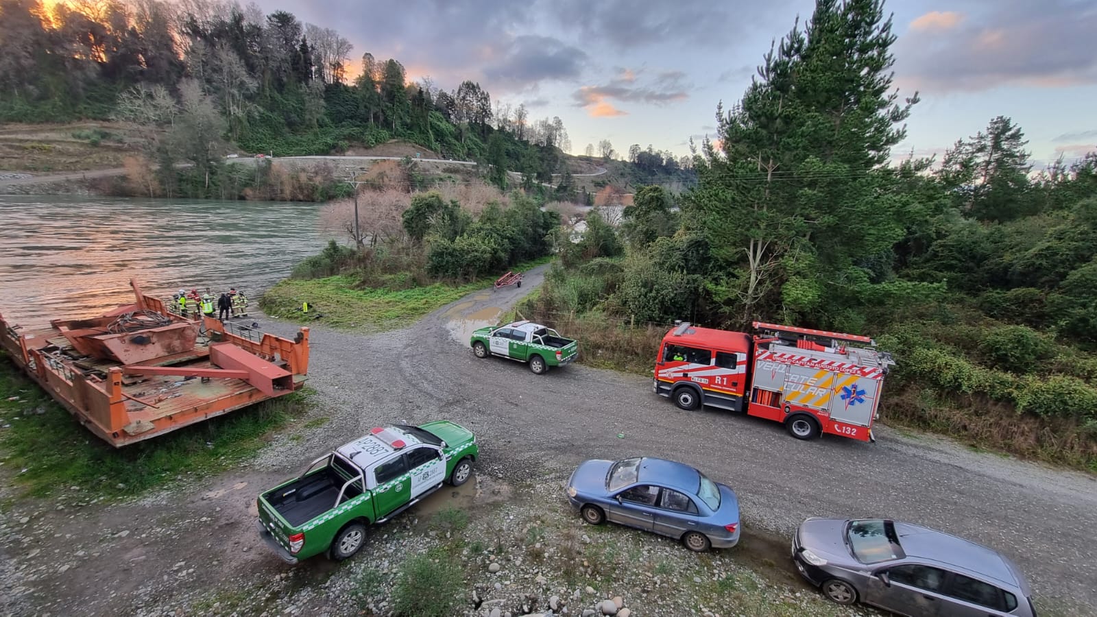 Vehículo habría sido arrastrado por la corriente del río San Pedro con dos personas en su interior