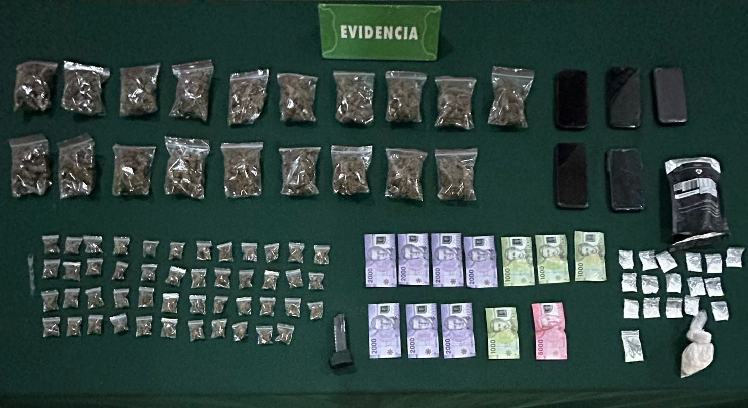 Detienen a ocupantes de un vehículo portando diversas drogas