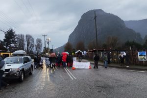 Vecinos de Llifén se manifestaron exigiendo solución a ruta en mal estado