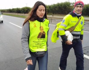 Madre que camina desde Valdivia a Santiago ha reunido sólo 23 millones para su hijo con cáncer