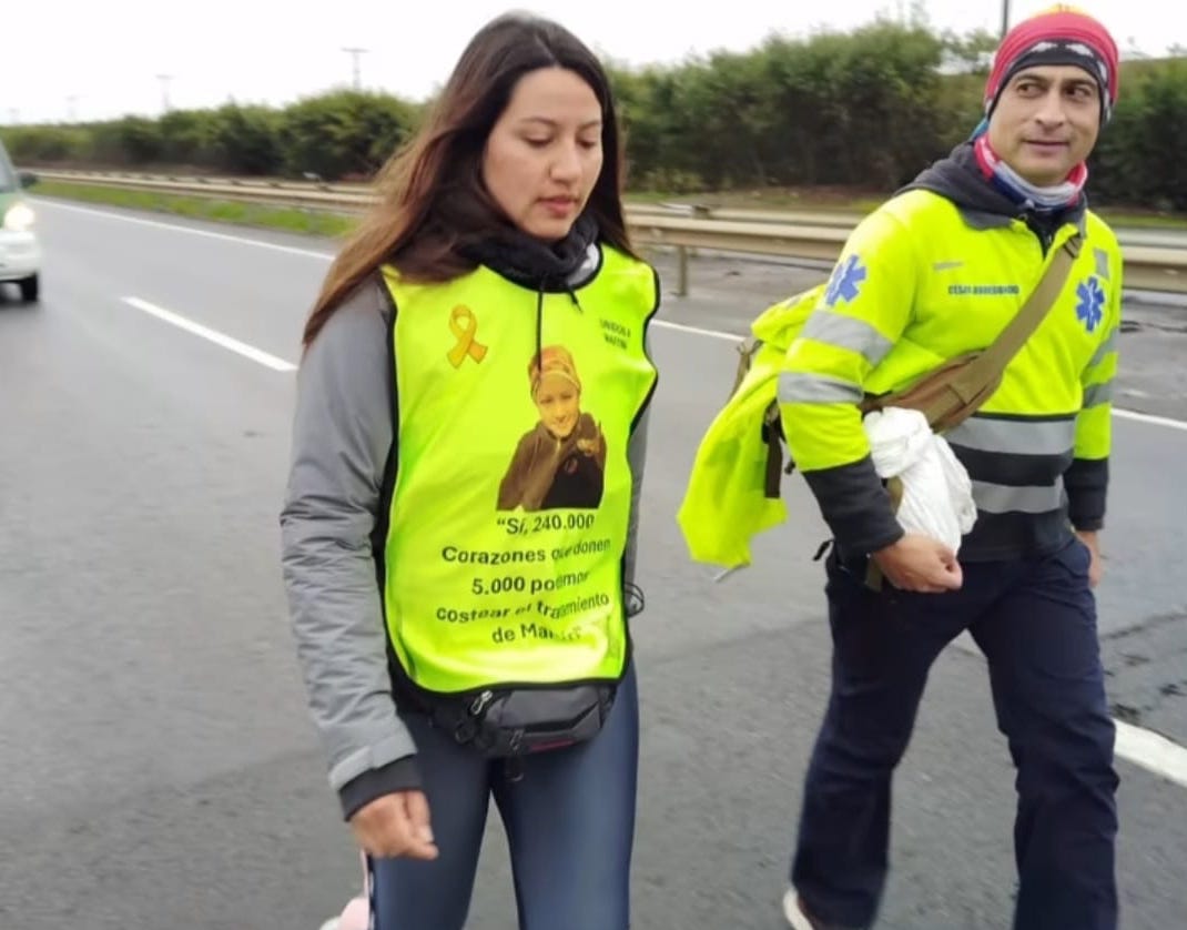 Madre que camina desde Valdivia a Santiago ha reunido sólo 23 millones para su hijo con cáncer