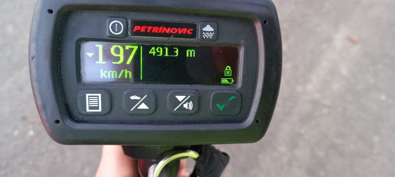 Iba a casi 200 kilómetros por hora: Conductor fue detenido por exceso de velocidad y licencia vencida