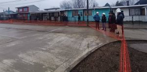 Inspeccionan avance de obras de pavimentación participativa en Valdivia