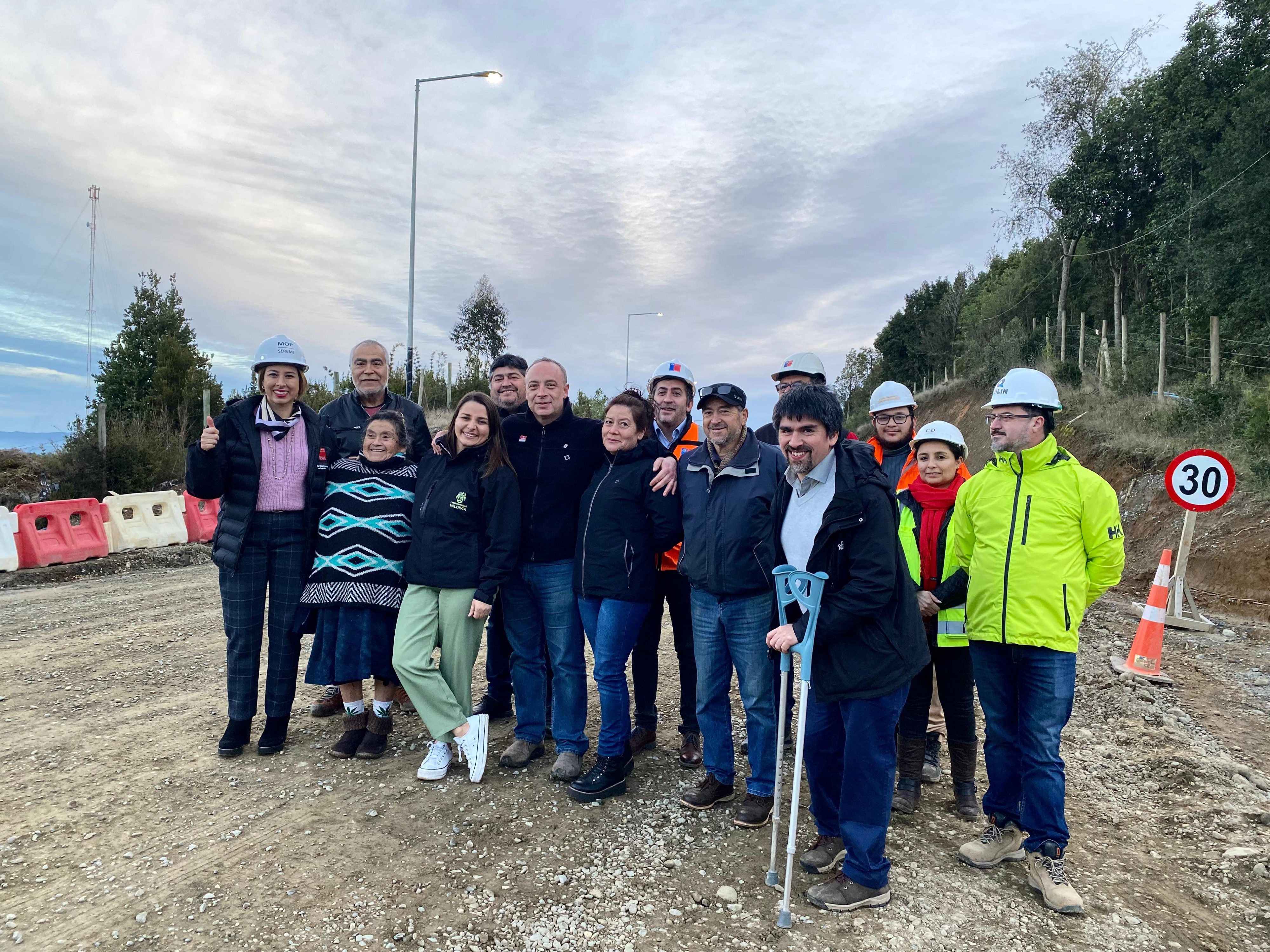 Encienden las primeras luminarias en sectores de ruta Torobayo-Curiñanco en Valdivia