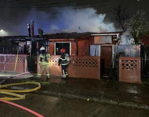 Cinco damnificados dejó incendio de tres viviendas en Valdivia