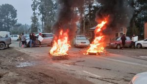 Vecinos de la comuna de Los Lagos protestan contra eléctrica tras siete días sin luz