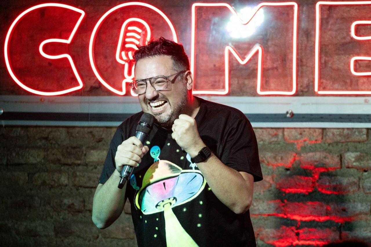 Alex Ortiz: "El Ex Flaite Chileno" llega a Valdivia con su humor auténtico
