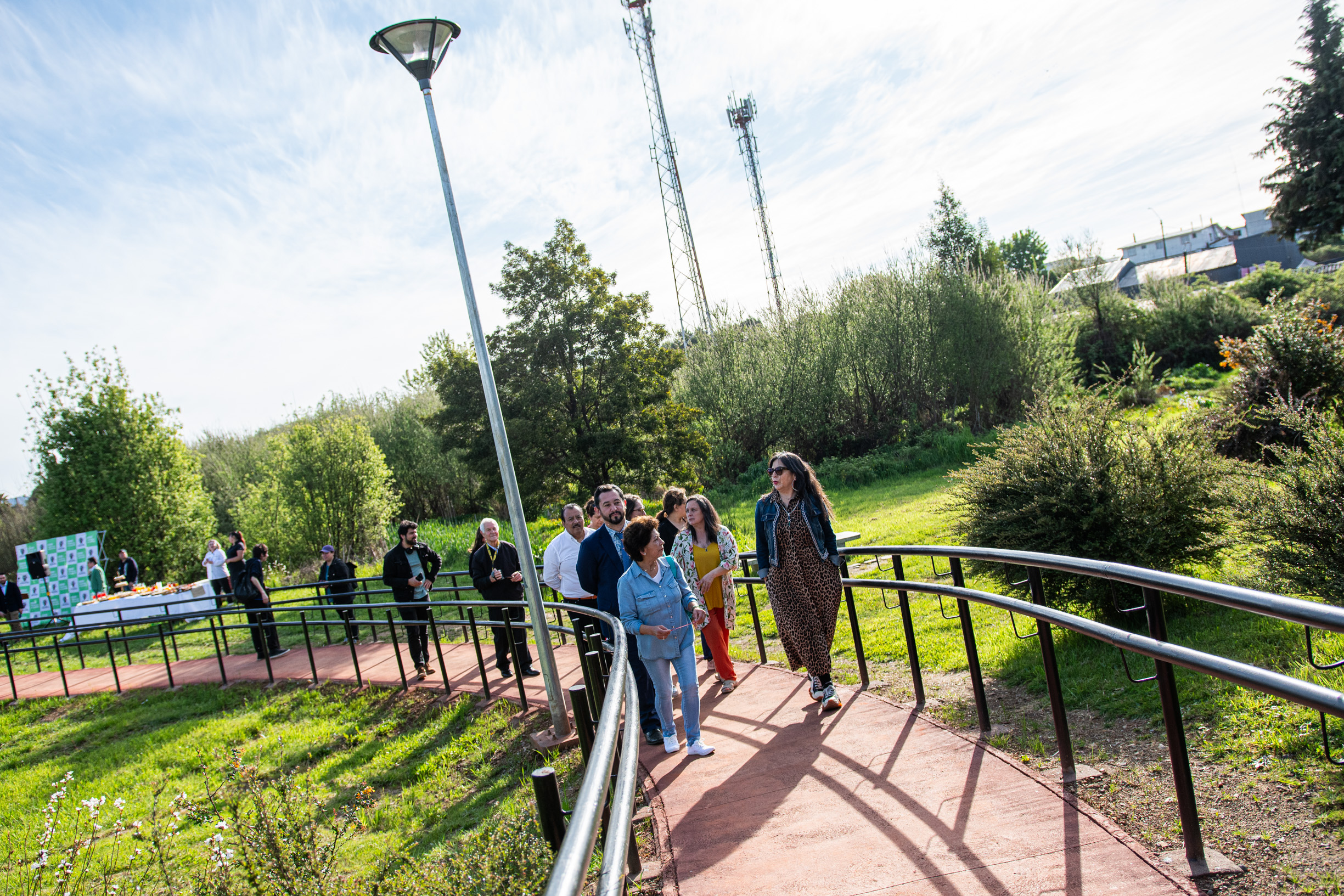Inauguran mejoramientos en áreas verdes e iluminación del barrio Santa Elena de Valdivia