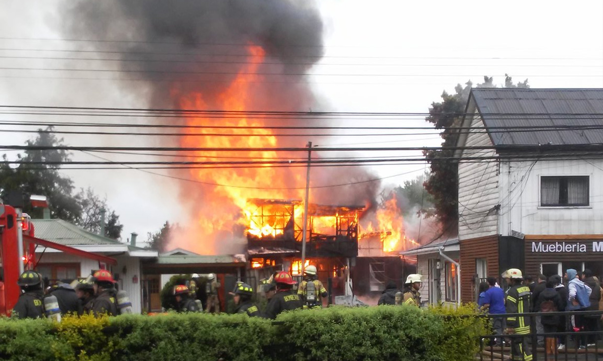Cuatro víctimas fatales en trágico incendio en Valdivia: Dos fallecidos eran menores