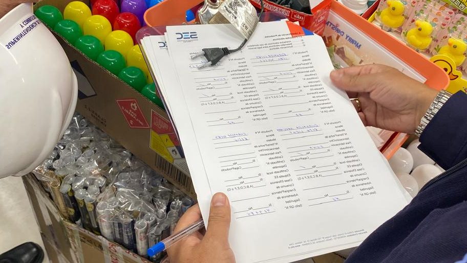 Detectan productos navideños sin certificación SEC en Lanco: Instruyen retiro inmediato