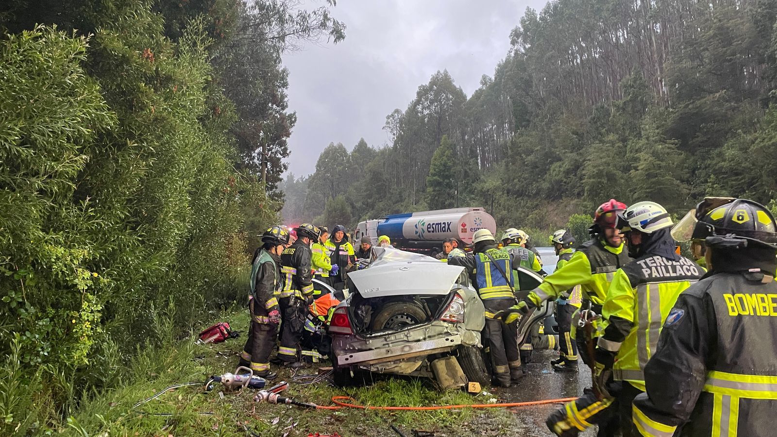 Dos fallecidos en choque frontal entre auto y camión en la ruta Valdivia-Paillaco