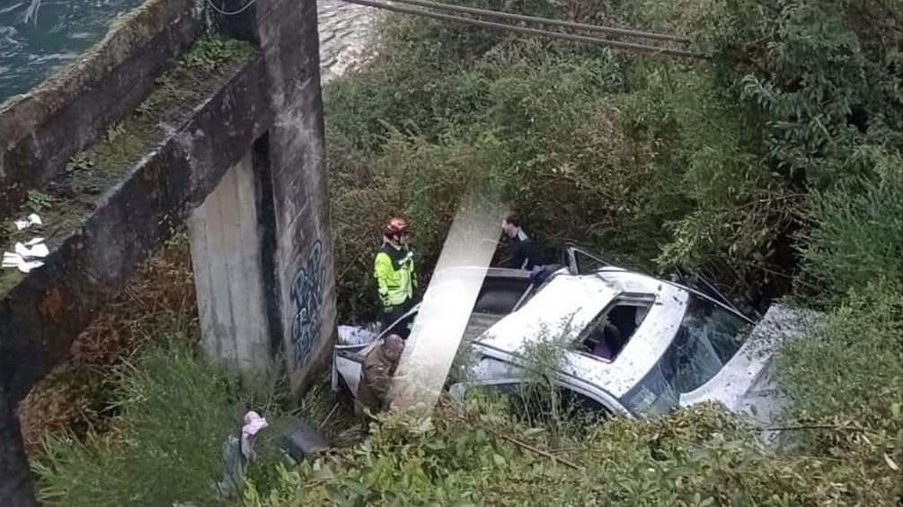 Volcamiento de camioneta en puente Malihue deja a una menor fallecida y tres lesionados en Los Lagos