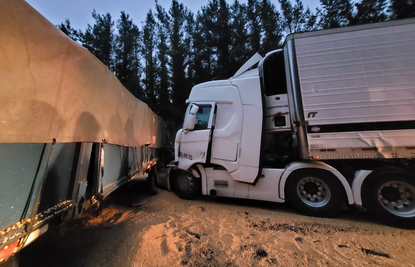 Dos camiones chocaron en Máfil y la carga resultó esparcida en la Ruta 5 Sur