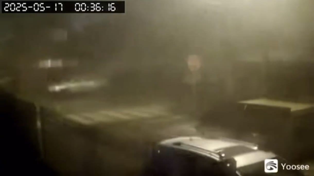 Increíble: Fuertes ráfagas de viento levantaron por el aire una caseta de seguridad en Valdivia