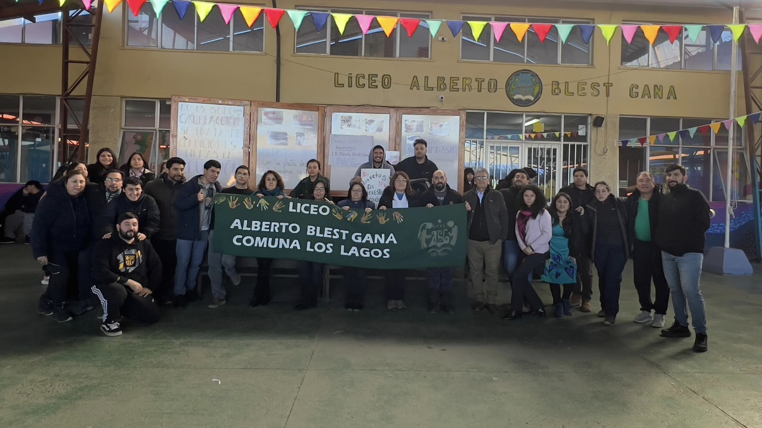 Profesores del Liceo ABG de Los Lagos se manifiestan por sueldos impagos y problemas de infraestructura
