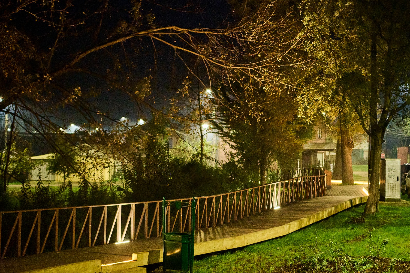 Inauguran nuevo sendero iluminado que rodea humedal en sector Portal del Sol