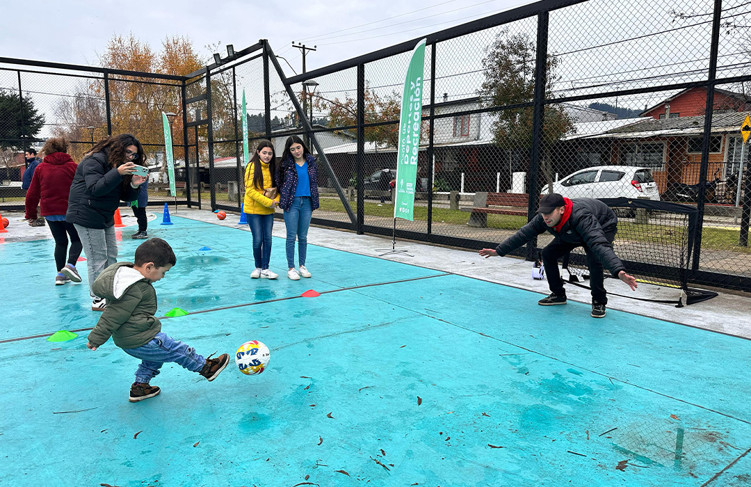 Inauguran mejoras en red de 10 multicanchas de diferentes barrios de Valdivia